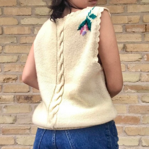 hand knit sweater vest w floral print 🐝 varied knit texture and scalloped trim - Picture 4 of 4